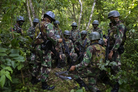 Aksi Prajurit TNI Latihan Perang Anti-Gerilya di Hutan Mata Ie