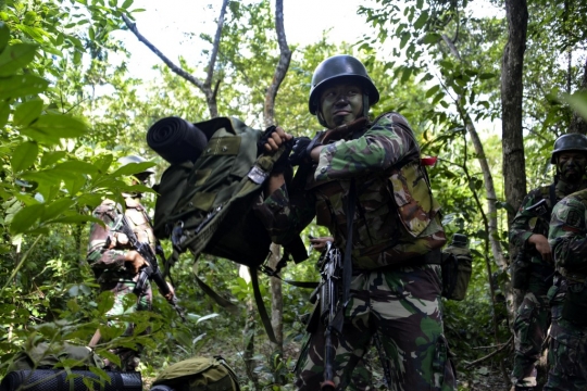 Aksi Prajurit TNI Latihan Perang Anti-Gerilya di Hutan Mata Ie