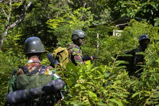 Aksi Prajurit TNI Latihan Perang Anti-Gerilya di Hutan Mata Ie