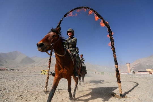 Gaya Tentara China Latihan Militer dengan Kuda di Pegunungan