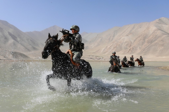 Gaya Tentara China Latihan Militer dengan Kuda di Pegunungan