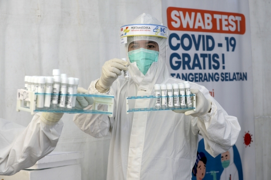 Ratusan Orang Ikuti Swab Test Covid-19 Gratis di Tangsel