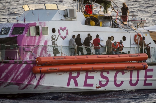 Penampakan Kapal Penyelamat Imigran Milik Seniman Banksy