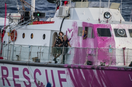 Penampakan Kapal Penyelamat Imigran Milik Seniman Banksy