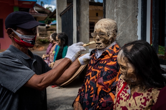Melihat Ritual Mengganti Pakaian Jenazah Leluhur di Tanah Toraja