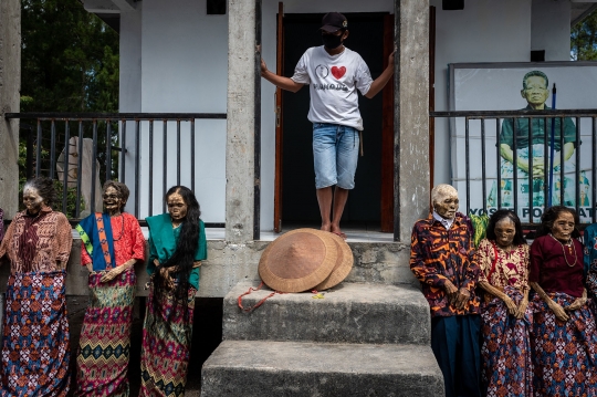 Melihat Ritual Mengganti Pakaian Jenazah Leluhur di Tanah Toraja