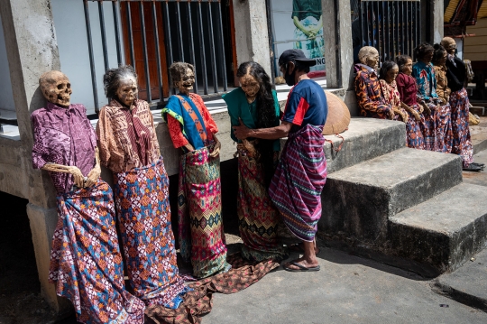 Melihat Ritual Mengganti Pakaian Jenazah Leluhur di Tanah Toraja