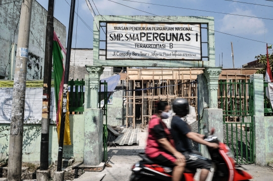Pembangunan Gedung Sekolah Tutup Akses Masuk Rumah Warga