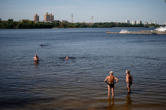 Moskow Menghangat, Warga Rusia Asyik Berjemur dan Bermain Air