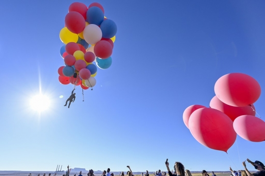 Aksi Mendebarkan David Blaine Terbang dengan Balon Hingga Ribuan Meter