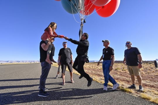 Aksi Mendebarkan David Blaine Terbang dengan Balon Hingga Ribuan Meter