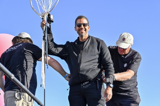 Aksi Mendebarkan David Blaine Terbang dengan Balon Hingga Ribuan Meter