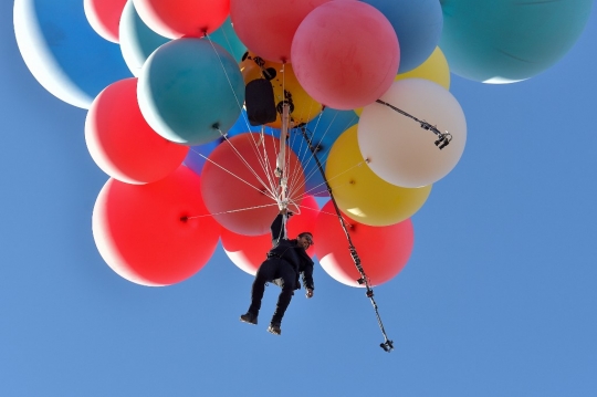 Aksi Mendebarkan David Blaine Terbang dengan Balon Hingga Ribuan Meter