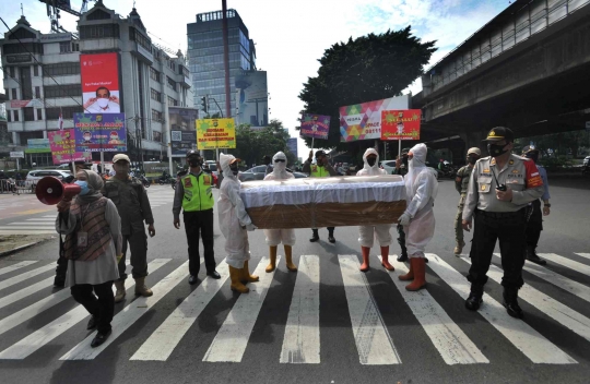 Sosialisasi Bahaya Covid-19, Petugas Arak Peti Mati Keliling Jakarta