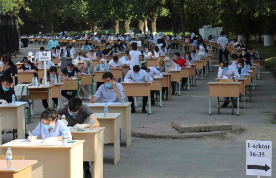 Khawatir Corona, Ribuan Calon Mahasiswa Panas-panasan Ujian di Luar Ruangan