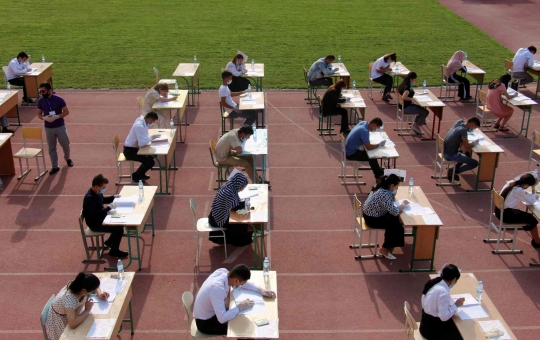 Khawatir Corona, Ribuan Calon Mahasiswa Panas-panasan Ujian di Luar Ruangan