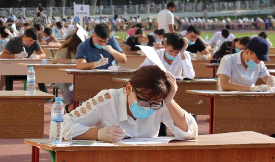 Khawatir Corona, Ribuan Calon Mahasiswa Panas-panasan Ujian di Luar Ruangan