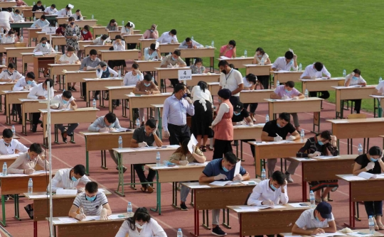 Khawatir Corona, Ribuan Calon Mahasiswa Panas-panasan Ujian di Luar Ruangan