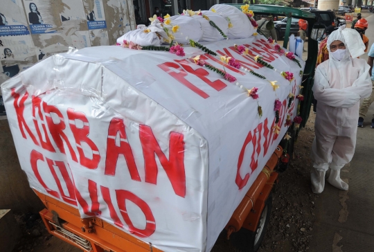 Penampakan Pocong Saat Razia Masker di Kawasan Andara