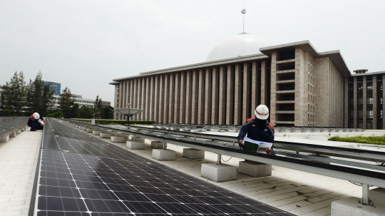 Menengok Perawatan Panel Surya Masjid Istiqlal