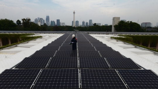 Menengok Perawatan Panel Surya Masjid Istiqlal