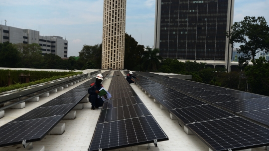 Menengok Perawatan Panel Surya Masjid Istiqlal