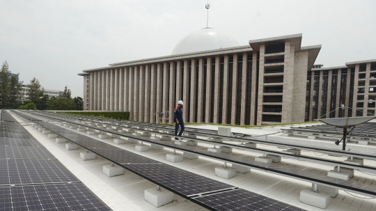 Menengok Perawatan Panel Surya Masjid Istiqlal