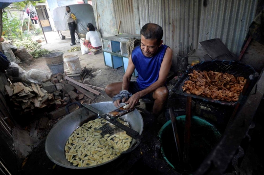 Intip Dapur Pengolahan Pisang Menjadi Keripik di Parung