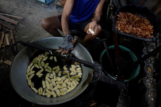Intip Dapur Pengolahan Pisang Menjadi Keripik di Parung