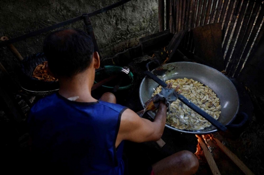 Intip Dapur Pengolahan Pisang Menjadi Keripik di Parung