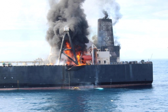 Tanker Bermuatan 2 Juta Barel Minyak Terbakar di Laut Sri Lanka