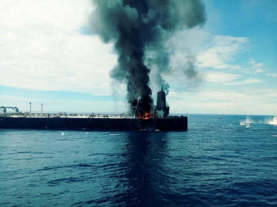 Tanker Bermuatan 2 Juta Barel Minyak Terbakar di Laut Sri Lanka