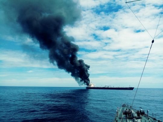 Tanker Bermuatan 2 Juta Barel Minyak Terbakar di Laut Sri Lanka