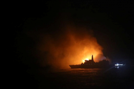 Tanker Bermuatan 2 Juta Barel Minyak Terbakar di Laut Sri Lanka