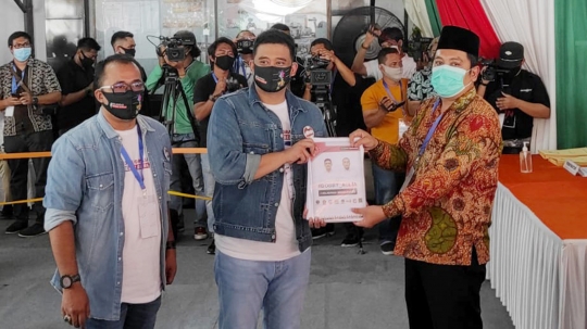 Gaya Bobby Nasution Daftar Cawalkot di KPU Medan Naik Vespa