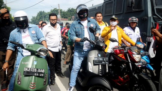 Gaya Bobby Nasution Daftar Cawalkot di KPU Medan Naik Vespa