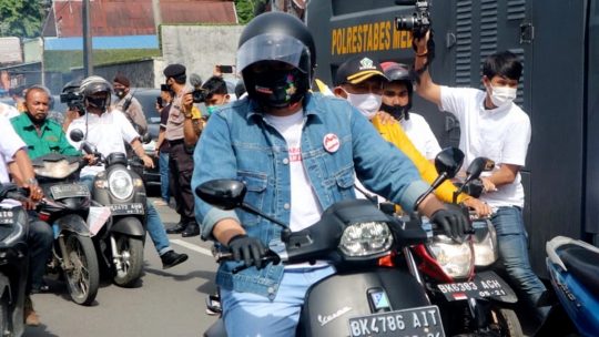 Gaya Bobby Nasution Daftar Cawalkot di KPU Medan Naik Vespa