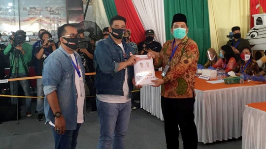 Gaya Bobby Nasution Daftar Cawalkot di KPU Medan Naik Vespa