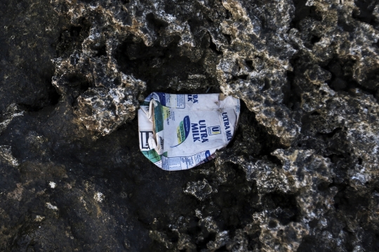 Sampah di Antara Karang Laut Peninggalan Wisatawan