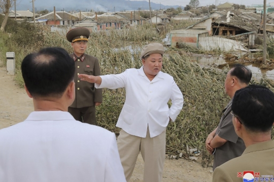 Gaya Kim Jong-un Pantau Kerusakan Daerah Akibat Topan Maysak