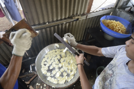 Melihat Proses Pembuatan Keripik Singkong di Kampung Kopi