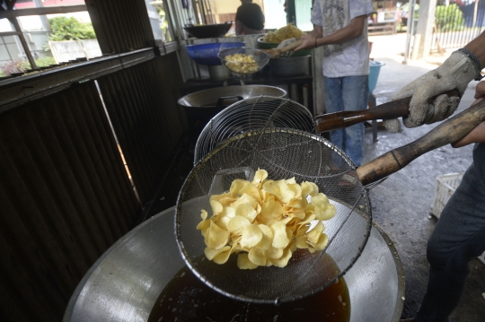 Melihat Proses Pembuatan Keripik Singkong di Kampung Kopi