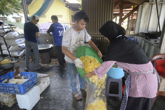 Melihat Proses Pembuatan Keripik Singkong di Kampung Kopi