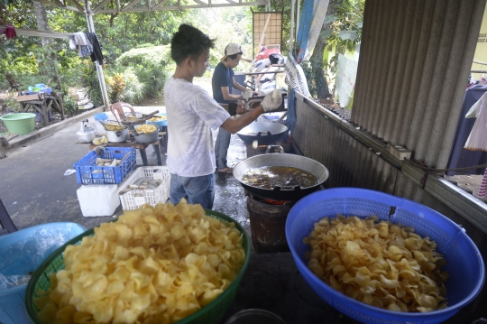 Melihat Proses Pembuatan Keripik Singkong di Kampung Kopi