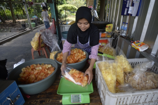 Melihat Proses Pembuatan Keripik Singkong di Kampung Kopi