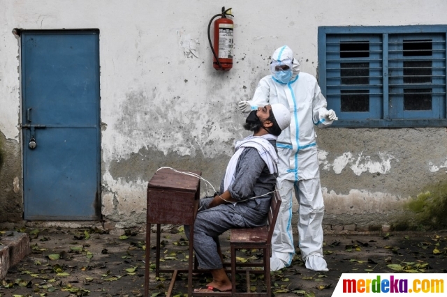 Staf medis mengambil sampel dari seorang pria saat rapid test virus corona di pusat tes sementara di sebuah sekolah di New Delhi (6/9/2020). India saat ini menduduki posisi kedua dunia untuk kasus terinfeksi Covid-19 terbanyak di dunia.