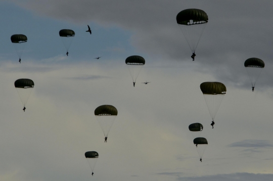 Aksi Prajurit TNI AU dalam Operasi Udara Jalak Sakti