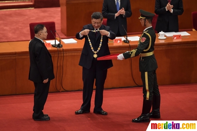 Foto Berhasil Atasi Corona Xi Jinping Berikan Penghormatan Untuk Pahlawan Covid 19 Merdeka Com