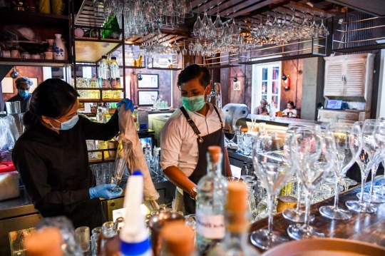 Persiapan Bar di New Delhi Kembali Buka di Tengah Pandemi