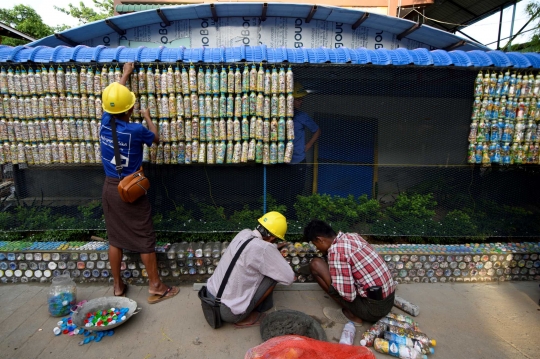 Kreativitas Warga Myanmar Menyulap Botol Bekas Jadi Tirai